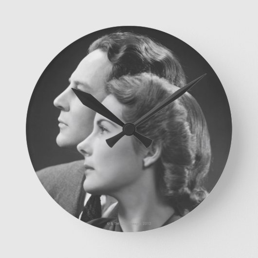 Posing Couple Runde Wanduhr (Vorderseite)