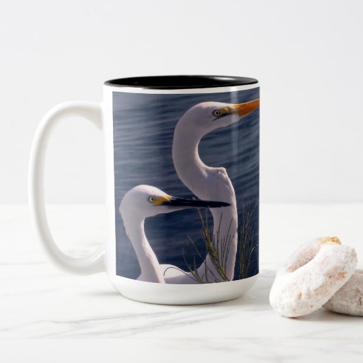 Posing Egrets Zweifarbige Tasse (Mit Donut)