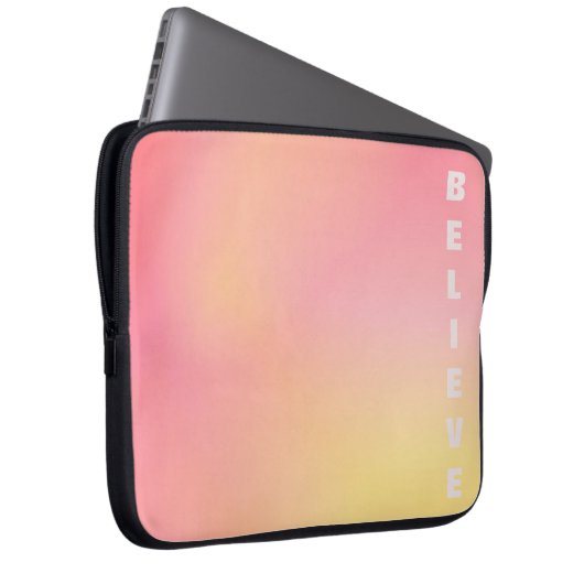 Positiv Pink Peach Gradient Ästhetik "Glauben" Laptopschutzhülle (Vorne Rechts)