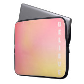 Positiv Pink Peach Gradient Ästhetik "Glauben" Laptopschutzhülle (Vorderseite Links)