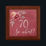 Positive Aquarellfarben-Rose Blumenmuster 70. Gebu Erinnerungskiste<br><div class="desc">Positive Aquarellfarben Rose Blumenbeete 70. Geburtstag mit Zitat 70 so, was Geschenkboxen. Motivierend und positives Geschenk für eine Frau. Das Design zeichnet sich durch ein positives und lustiges Zitat 70 so, was in modernen Drehbüchern und schönen Aquarellfarben Rose und Zweige auf einem roten Lederprint. Die Schachtel ist ein tolles Geschenk...</div>