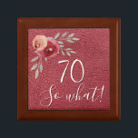 Positive Aquarellfarben-Rose Blumenmuster 70. Gebu Erinnerungskiste<br><div class="desc">Positive Aquarellfarben Rose Blumenbeete 70. Geburtstag mit Zitat 70 so, was Geschenkboxen. Motivierend und positives Geschenk für eine Frau. Das Design zeichnet sich durch ein positives und lustiges Zitat 70 so, was in modernen Drehbüchern und schönen Aquarellfarben Rose und Zweige auf einem roten Lederprint. Die Schachtel ist ein tolles Geschenk...</div>