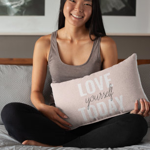 Positive Liebe dich heute Pastell-Rosa Zitat Dekokissen