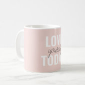 Positive Liebe Sie heute Pastel Pink Zitat Kaffeetasse (Vorderseite Links)
