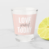 Positive Liebe Sie heute Pastel Pink Zitat Schnapsglas (Vorderseite)