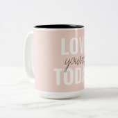 Positive Liebe Sie heute Pastel Pink Zitat Zweifarbige Tasse (Vorderseite Links)