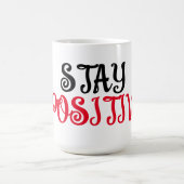 Positive Schwarz-Rot-Typografie bleibe Kaffeetasse (Mittel)