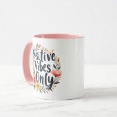 Positive Vibes nur Blumenmuster-Design Tasse (Vorderseite Links)