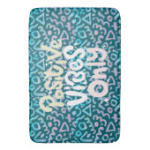 Positive Vibes nur grün geometrisch Badematte (Vorderseite Vertikal)