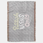 Positive Vibes nur neutrale Farbe boho Stil Decke (Vorderseite Vertikal)