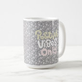 Positive Vibes nur neutrale Farbe boho Stil Kaffeetasse (VorderseiteRechts)