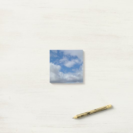 Positiver blauer Himmel Post-it Klebezettel (Auf Schreibtisch)