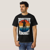 Positiver Mindset Tennis Player Retro Sunset T-Shirt (Vorne ganz)