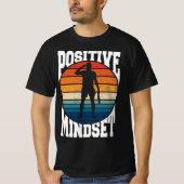 Positiver Mindset Tennis Player Retro Sunset T-Shirt (Vorderseite)