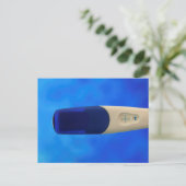 Positiver Schwangerschaftstest Ankündigungspostkarte (Stehend Vorderseite)