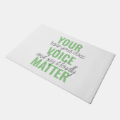 Positives Grün Ihre Stimme Matter Motivation Zitat Fußmatte (Schrägansicht)