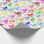 Positives Muster farbenfroher Fahrradfahrer Geschenkpapier (Ecke)