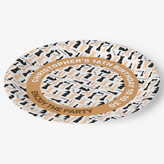 Positives Muster von Chessmen und bunten Worten Pappteller (Schrägansicht)