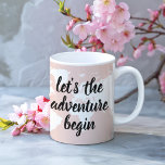 Positives Pink Das Abenteuer beginnt mit der Weltk Zweifarbige Tasse<br><div class="desc">Positives Pink Das Abenteuer beginnt mit der Weltkarte</div>