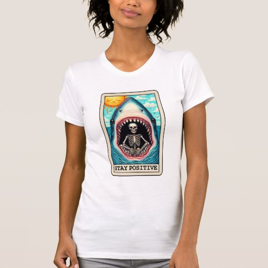 Positives Skelett in einem Tarot bleibe T-Shirt (Vorderseite)