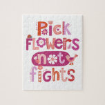 Positives Zitat mit rosa Hand Puzzle<br><div class="desc">Ein niedlich rosa,  rot und lila,  handgeschriebenes Zitat,  in dem steht: "Pick Blume not fights". Eine spielerische Erinnerung in der Zuhause,  damit die Kinder nett sein können. Entworfen für Sie von BlackBerry Boulevard.</div>