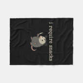 Possum Ich benötige Snacks Fleecedecke (Vorderseite (Horizontal))