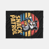 Possum Snacks Patrouille mit Flashlight und Chips  Fleecedecke (Vorderseite (Horizontal))