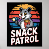 Possum Snacks Patrouille mit Flashlight und Chips Poster (Vorne)