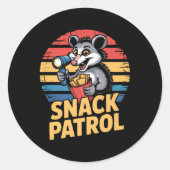 Possum Snacks Patrouille mit Flashlight und Chips Runder Aufkleber (Vorderseite)