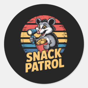 Possum Snacks Patrouille mit Flashlight und Chips  Runder Aufkleber