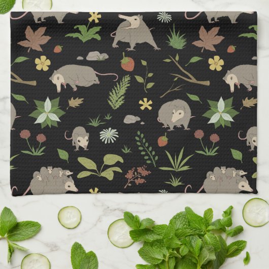 Possummen auf einem Berry-Feld in Schwarz Geschirrtuch (Gefaltet)