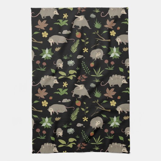 Possummen auf einem Berry-Feld in Schwarz Geschirrtuch (Vertikal)