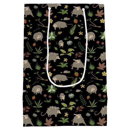 Possummen auf einem Berry-Feld in Schwarz Mittlere Geschenktüte (Rückseite)