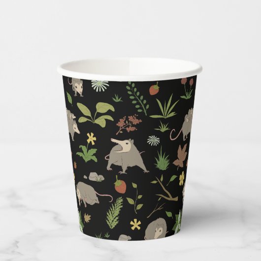 Possummen auf einem Berry-Feld in Schwarz Pappbecher (Links)