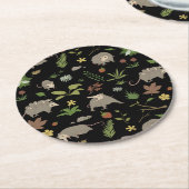 Possummen auf einem Berry-Feld in Schwarz Runder Pappuntersetzer (Angewinkelt)