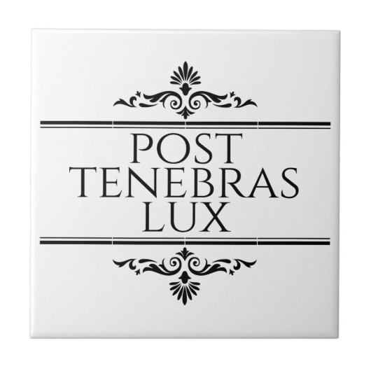 Post Tenebras Lux Fliese (Vorderseite)