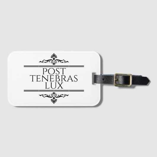 Post Tenebras Lux Gepäckanhänger (Vorderseite (Horizontal))