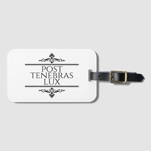 Post Tenebras Lux Gepäckanhänger (Vorderseite (Horizontal))