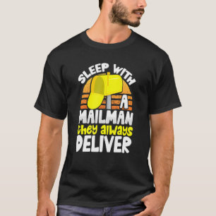 Postarbeiter schlafen mit einem Mailman, den sie i T-Shirt