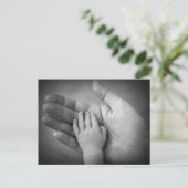 Postcard Baby Hand in Mütter Hand. Postkarte (Stehend Vorderseite)