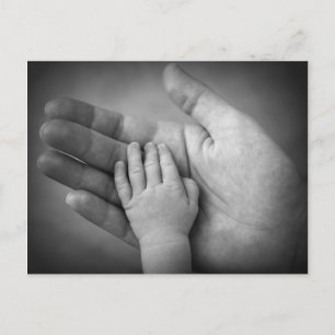 Postcard Baby Hand in Mütter Hand. Postkarte