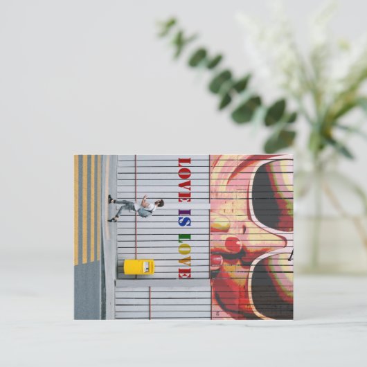 postcard Kiss-Liebe ist Liebe schwul/lesbisch Postkarte (Stehend Vorderseite)
