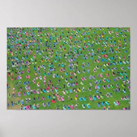 Poster - Große Gruppe von Yoga machenden Menschen (Vorne)