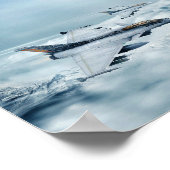 Poster-Kampfflugzeug über den Bergen Poster (Ecke)