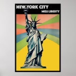 Poster New York Freiheitsstatue<br><div class="desc">Dieses einzigartige Wandposter ist ein Tribut an das symbolträchtige Freiheitsstatue, die für Millionen von Menschen auf der ganzen Welt ein Symbol der Freiheit und der Hoffnung ist. Das Design im Vintage-Stil gibt diesem Poster eine originelle Note, die perfekt ist, um Ihre Wanddekoration mit einer Rücktaste zu versehen. Die Statue wird...</div>