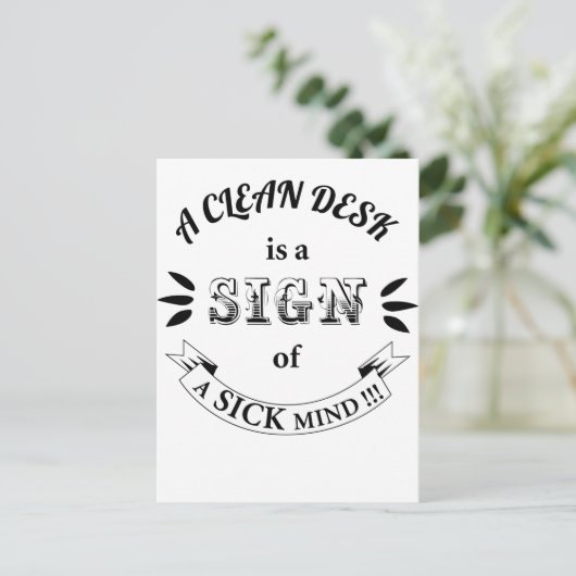 Postkarte "Clean Desk Funny Quotes" (Stehend Vorderseite)
