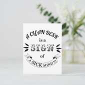 Postkarte "Clean Desk Funny Quotes" (Stehend Vorderseite)