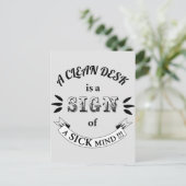 Postkarte "Clean Desk Funny Quotes" (Stehend Vorderseite)