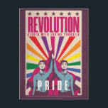 Postkarte für die Vintage Stolperrevolution<br><div class="desc">Vintage Propaganda-Postkarte mit zwei Männern, die blaue Shirts mit rosa Fahne tragen. Hinter ihnen steht ein Regenbogen-Sonnenbrand-Design. Das Wort Revolution steht ganz oben auf dem Poster unter einer Linie von Sternen. Feiern Sie einen Freundestag und erinnern Sie Ihre Freunde daran, dass Sie Stolz feiern, indem Sie ihnen diese Postkarte schicken....</div>