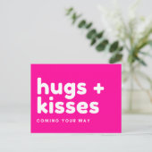 Postkarte - "hugs + kisses coming your way" (Stehend Vorderseite)
